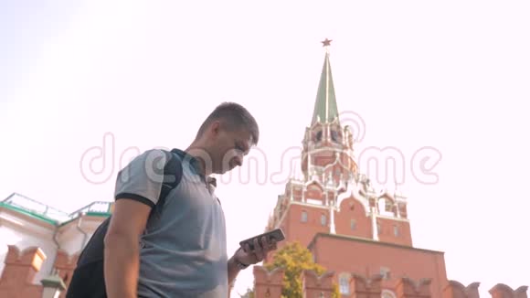 旅行和技术快乐的游客看起来像导航智能手机与背包自拍慢速视频视频的预览图