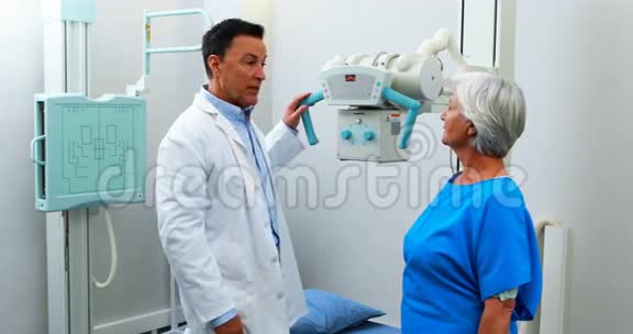 医生在体检期间与老年妇女互动视频的预览图