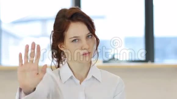 停止女人在办公室的手势视频的预览图