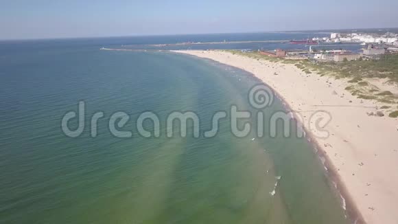 波罗的海海岸海滩VentspilsKurzeme航空无人机顶视图4KUHD视频视频的预览图