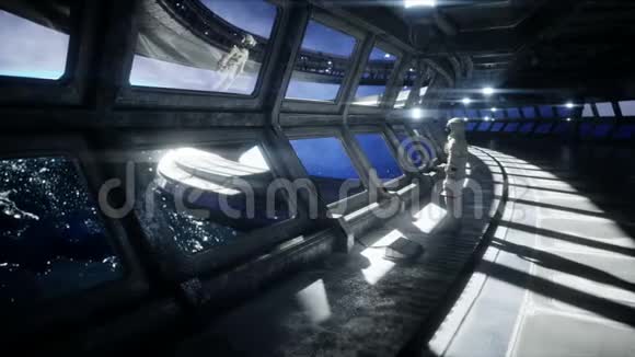 在未来空间走廊房间里单独的宇航员地球的景色电影4k镜头视频的预览图