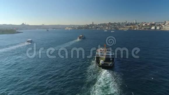船只漂浮在博斯普鲁斯碧水阳光明媚的一天土耳其伊斯坦布尔日落空中无人机景观视频的预览图