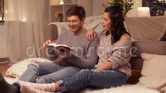 快乐的夫妇在家看书视频的预览图