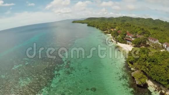 鸟瞰博霍尔海岸岛空中飞行菲什耶景色菲律宾视频的预览图