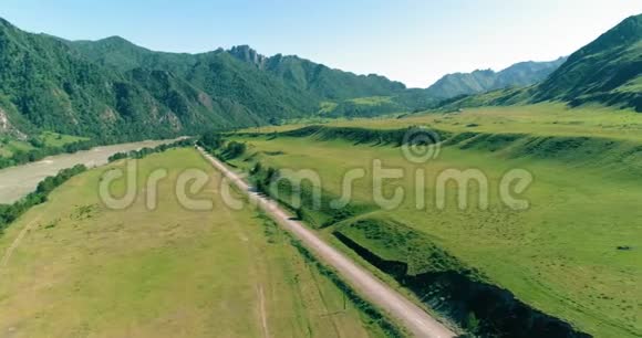 阳光明媚的夏季早晨空中乡村山路和草地沥青公路和河流视频的预览图