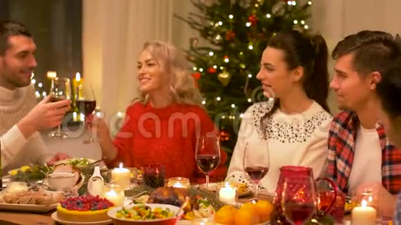 圣诞快乐的朋友喝红酒视频的预览图