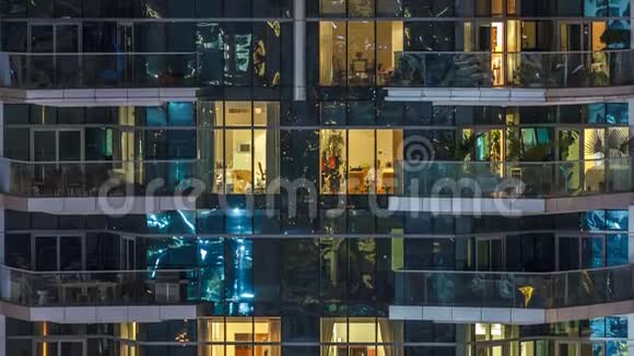 傍晚时分摩天大楼的明亮窗户视频的预览图