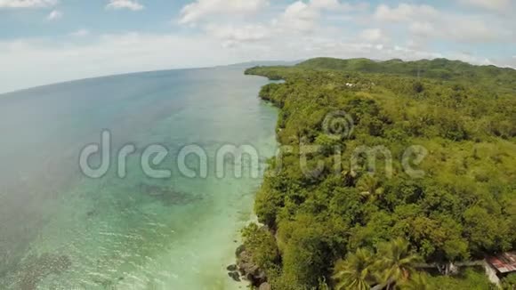 鸟瞰博霍尔海岸岛空中飞行菲什耶景色菲律宾视频的预览图