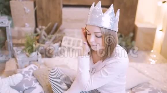 一个年轻漂亮的女人在一装饰着庆祝新年和圣诞节的房间里视频的预览图