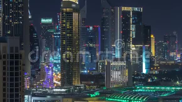 在阿拉伯联合酋长国迪拜市中心空中城市景观在夜间随着照明的现代建筑而流逝视频的预览图