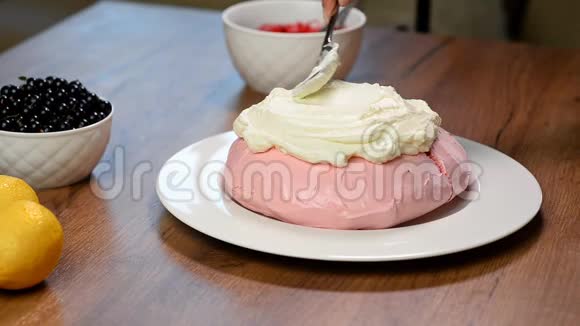 自制米林盖蛋糕加鲜奶油的帕夫洛娃视频的预览图