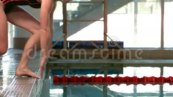 适合女人潜入游泳池视频的预览图