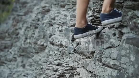 在悬崖上的专业攀岩者视频的预览图