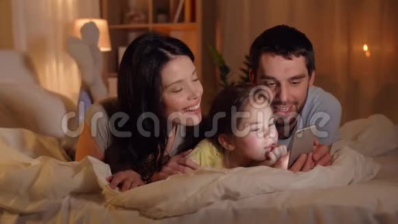 家里有智能手机的幸福家庭视频的预览图