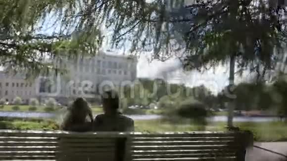 年轻夫妇在公园约会视频的预览图