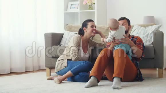 家庭幸福宝宝在家玩得开心视频的预览图