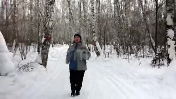 在冬季公园跑步的成年女性视频的预览图