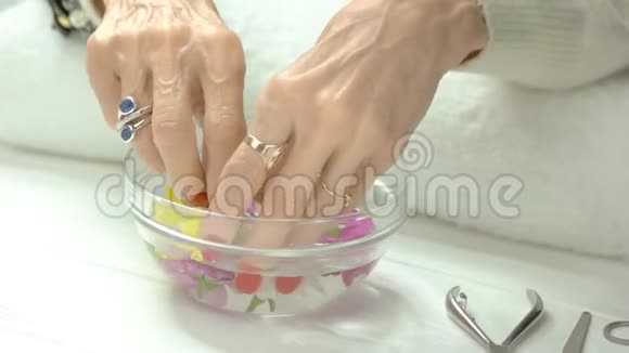 女性手水疗治疗视频的预览图