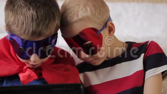 孩子们在电脑上玩视频的预览图