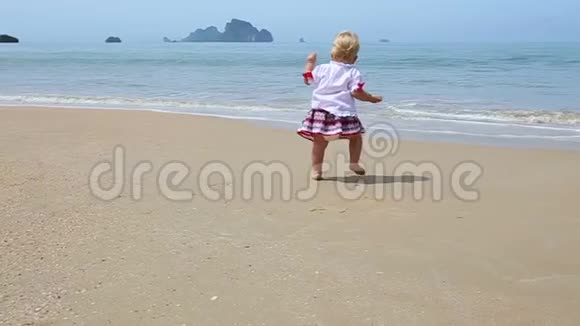 乌克兰海滩服装刺绣女孩视频的预览图