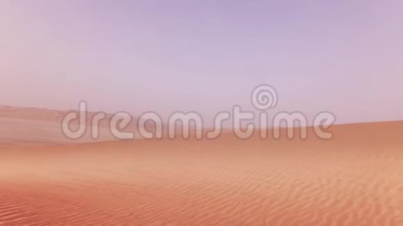 乘坐越野车行驶在鲁巴尔卡利沙漠沙滩上的股票录像视频的预览图
