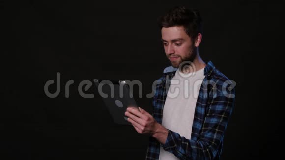 男人在网上与黑背景聊天视频的预览图