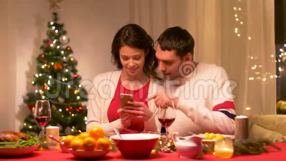 带着智能手机在家吃圣诞晚餐视频的预览图