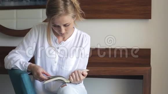 高加索女人在看书视频的预览图