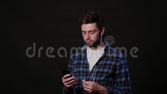一个在黑背景下使用电话的人视频的预览图