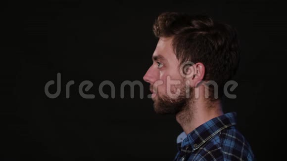 一个年轻的男人在黑色的背景下模仿视频的预览图