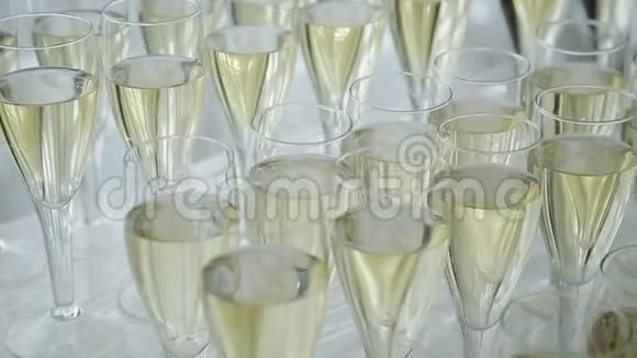 桌子上放了许多杯香槟视频的预览图