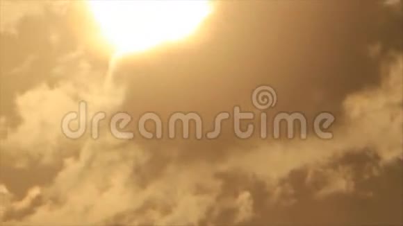 太阳盘在云层里视频的预览图