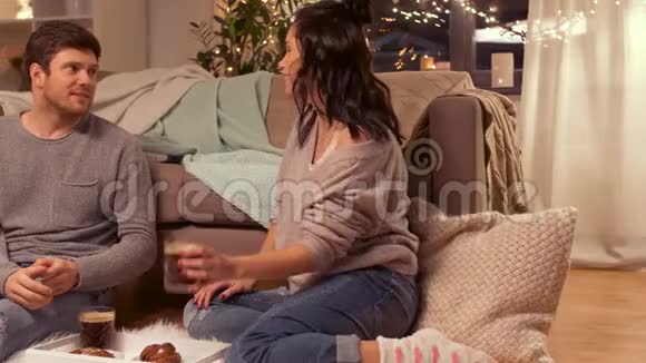 快乐的一对夫妇在家喝咖啡吃东西视频的预览图