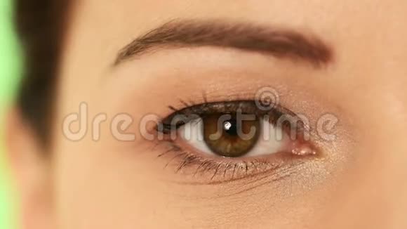 一个漂亮女人的眼睛视频的预览图
