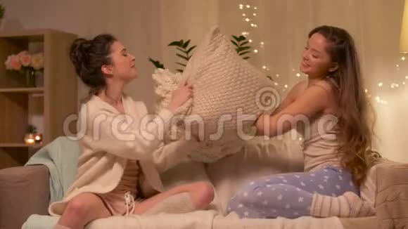 快乐的女性朋友在家里举行睡衣派对视频的预览图