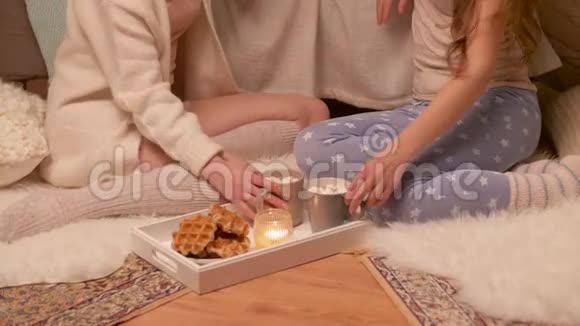 快乐的女性朋友在家里举行睡衣派对视频的预览图