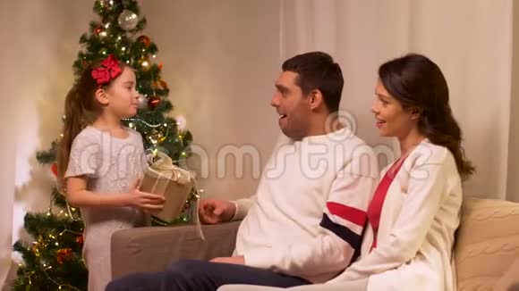 家庭幸福家里有圣诞礼物视频的预览图