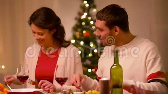 快乐的一对夫妇在圣诞晚餐上吃饭视频的预览图
