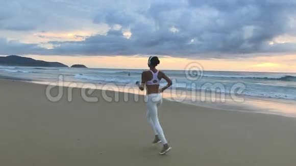 适合女性运动员在沙滩上奔跑视频的预览图
