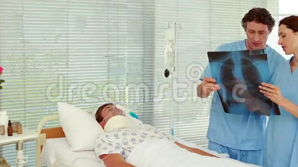 医生在看病人的X光片视频的预览图