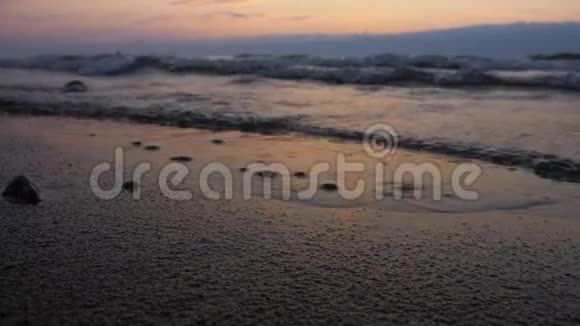 美丽的日落在海上海岸视频的预览图