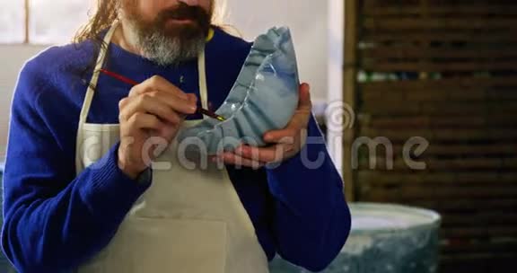男陶工在碗上画画视频的预览图