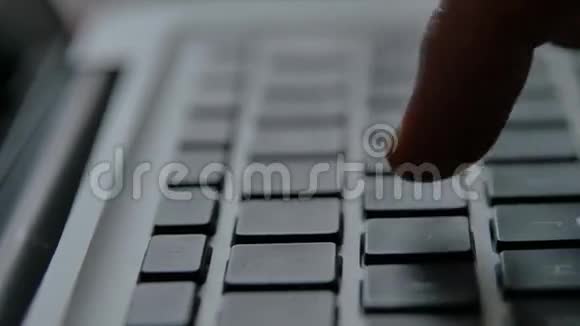 笔记本电脑键盘手指手视频的预览图