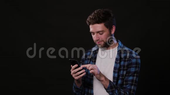 一个在黑色背景下使用电话的人视频的预览图