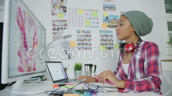 时髦的年轻女性在办公室工作视频的预览图