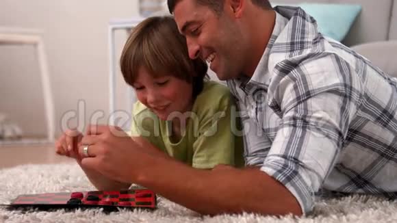 父子俩玩棋盘游戏视频的预览图