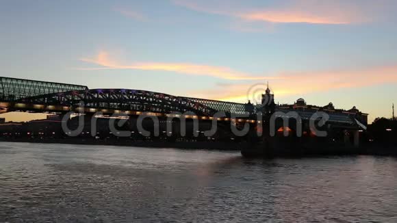 晚上观看普希金斯基安德列夫斯基大桥莫斯科俄罗斯视频的预览图