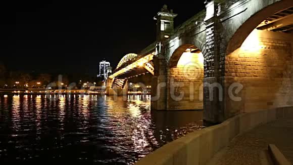 晚上观看普希金斯基安德列夫斯基大桥莫斯科俄罗斯视频的预览图