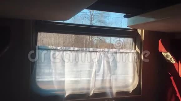 概念教练火车生活方式旅程旅行从火车车窗上看到美丽的俄罗斯冬季铁路视频的预览图
