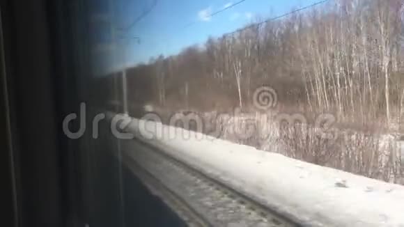 铁路旅游概念教练火车之旅从俄罗斯冬季一列火车火车的窗口可以看到美丽的景色视频的预览图